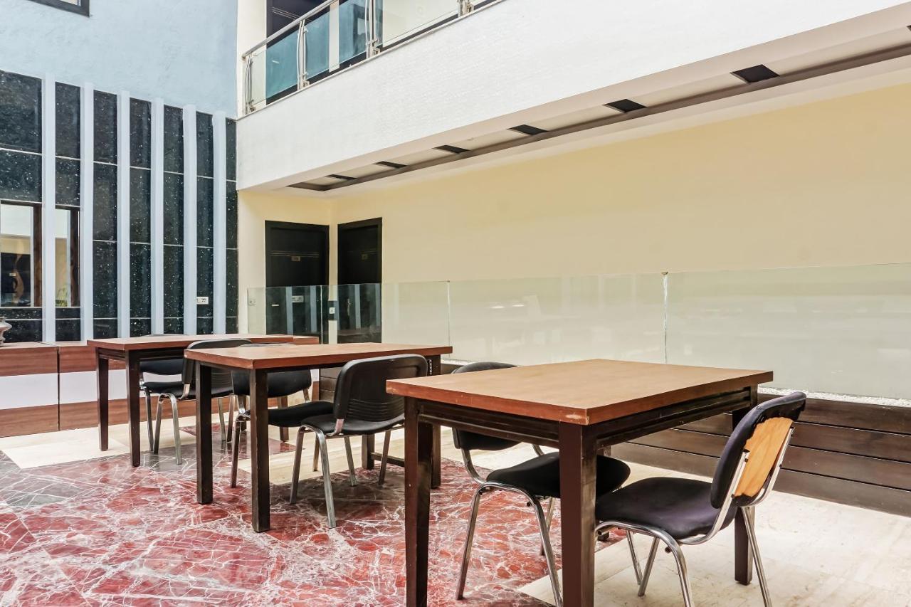 Capital O Hotel Jeyan Inn Near Gurudwara Shri Bangla Sahib Delhi  Ngoại thất bức ảnh